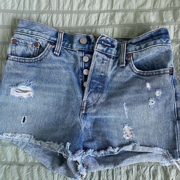 Distressed Levi's Jean Shorts - Picture 3 of 3
